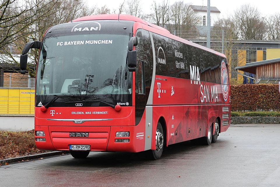 Der Bus des FC Bayern wird in Hankofen sicher für zahlreiche Schnappschüsse und Erinnerungsfotos herhalten müssen. 