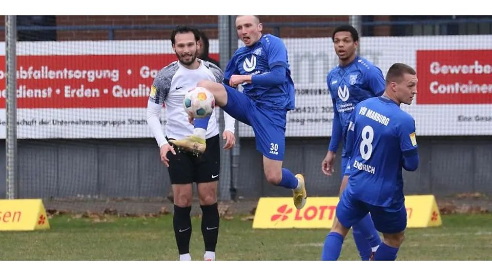 Da könnte Kristian Gaudermann doch glatt Luftsprünge vor Freude machen: Seinem VfB Marburg gelingt in der Fußball-Hessenliga ein erleichternder 2:1-Sieg beim Hünfelder SV. (Archivfoto) © Jens Schmidt