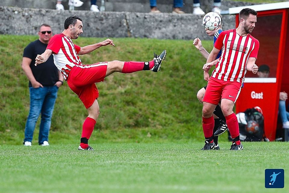 Augen zu und durch: Dank zweier Siege in Serie hat sich der FC Eging und damit die Kreisklasse Passau einen hauchdünnen Vorsprung erspielt.