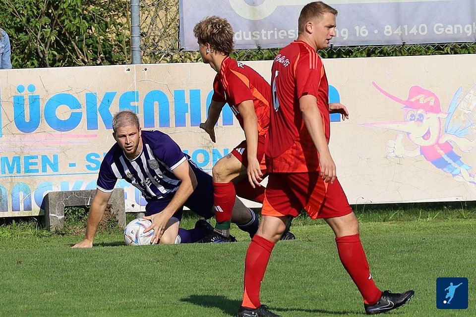 Eine heiße Schlussphase lieferten sich der TSV Gangkofen und der FC Bonbruck-Bodenkirchen (in rot).