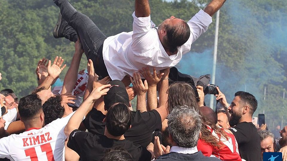 Türkspor-Präsident Dr. Akin Kara ließ sich nach dem Aufstieg feiern und hat ein Statement zum Brünninghausen-Einspruch abgegeben.
