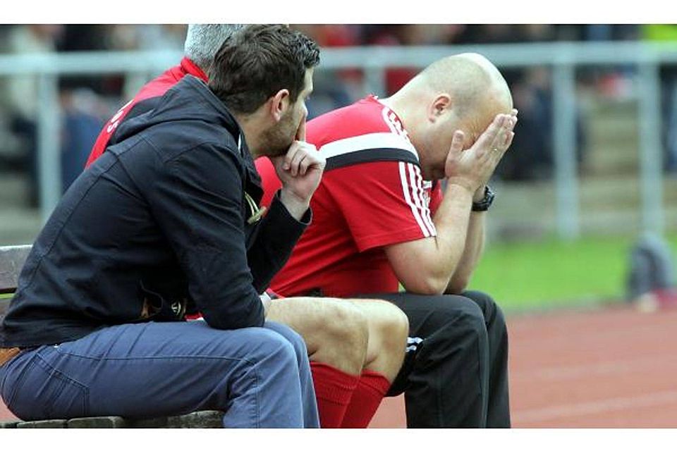 Nicht mehr zum Hinsehen: Hennefs Trainer Marco Bäumer vergräbt das Gesicht in den Händen. Foto: Wolfgang Herny
