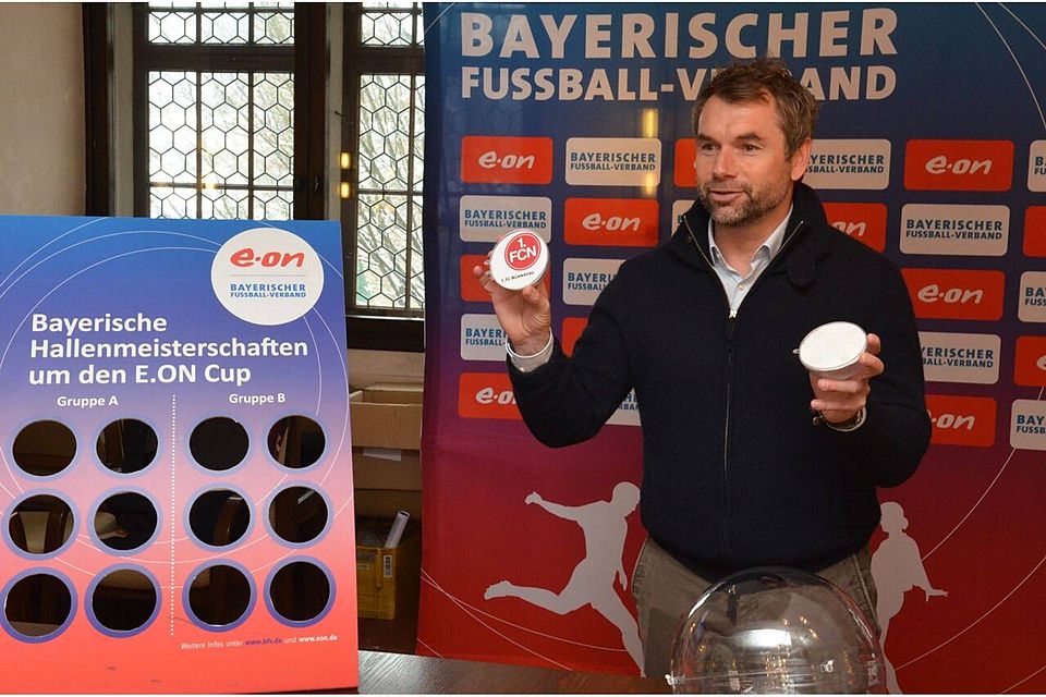 Ex-Profi Bernd Hollerbach fungiert nicht nur als Pate des Turniers, sondern betätigte sich auch als Losfee. (F: BFV)