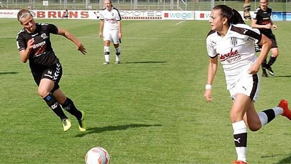 Der BV Cloppenburg (in Weiß, hier Athanasia Moraitou) hatte dem  SV Henstedt-Ulzburg schon im September im Punktspiel (6:0) keine Chance gelassen. Steffen Szepanski