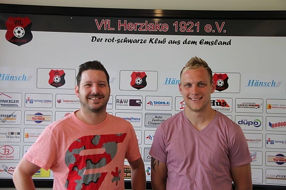 Obmann Bernd Moormann (links) und Neuzugang Benedikt Hölzen. ? Foto: VfL Herzlake.