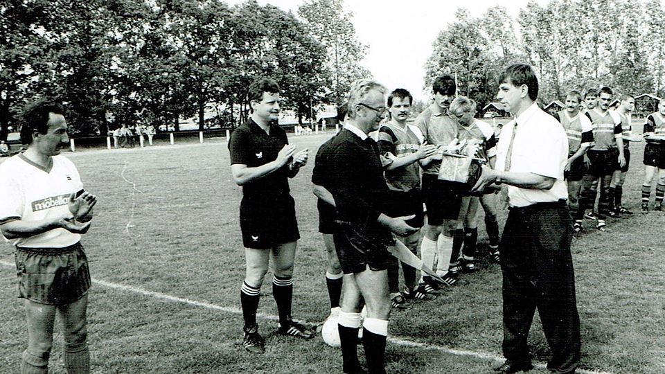 Ehrung für das 1000. Spiel. Manfred Otto (3.v.l.) wird in Niederpöllnitz gewürdigt.