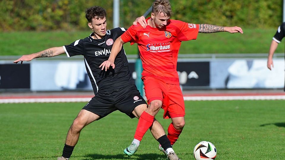 Passaus Fabian Stahl (links) und Kötztings Jeremias Burkhardt kämpfen um den Ball.