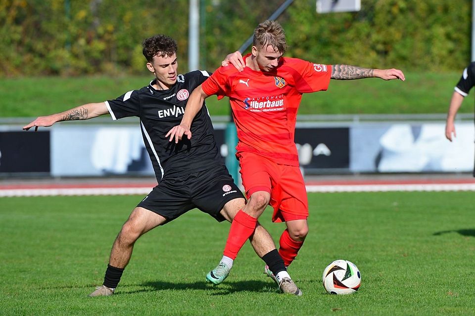 Passaus Fabian Stahl (links) und Kötztings Jeremias Burkhardt kämpfen um den Ball.