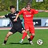 Passaus Fabian Stahl (links) und Kötztings Jeremias Burkhardt kämpfen um den Ball.