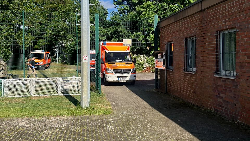 Aufgrund eines Zauns konnten die angerückten Rettungskräfte nicht auf den Platz fahren.