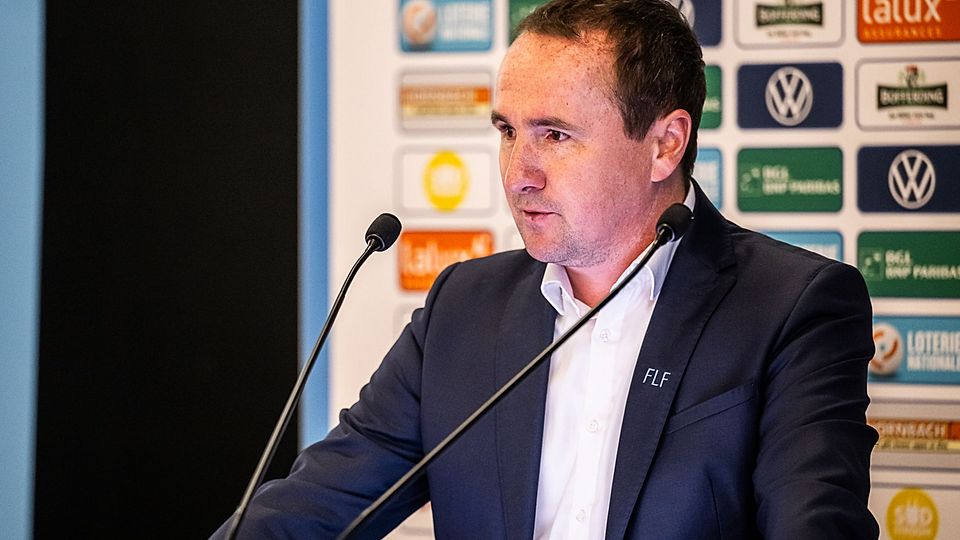 Schiri-Boss Alex Krüger führte durch den Kongress 