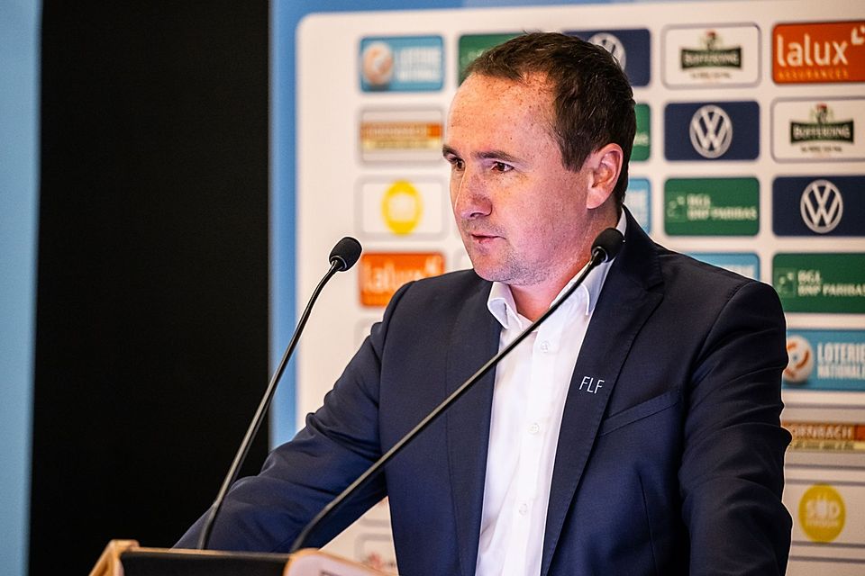 Schiri-Boss Alex Krüger führte durch den Kongress 