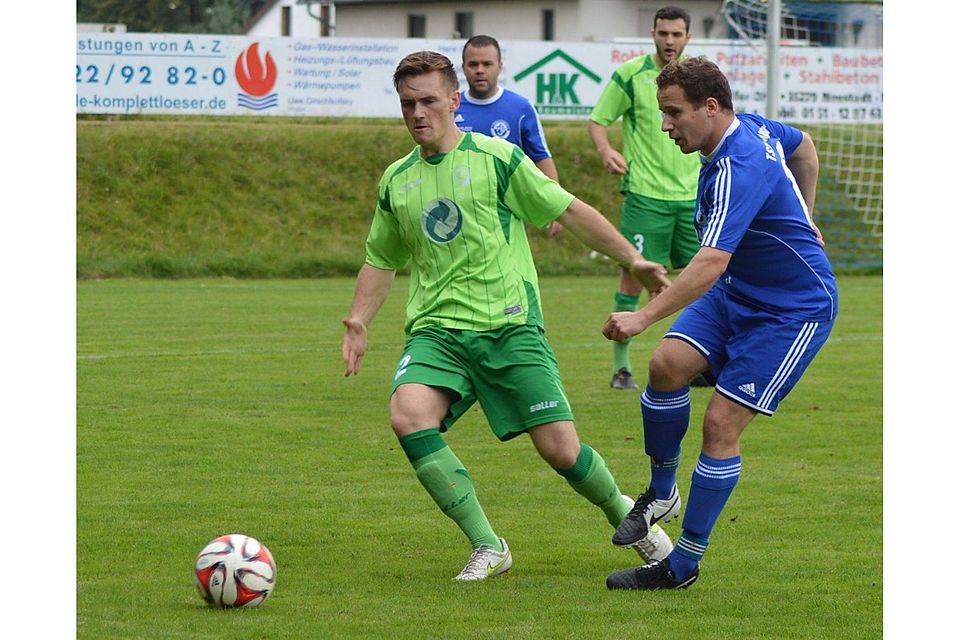 F: Krommes Philipp Kloske (blaues Trikot) erzielte beim 3:2-Sieg des TSV Mengsberg gegen den SC Willingen das Tor zum 2:1 für die abstiegsbedrohten Engelhainer.