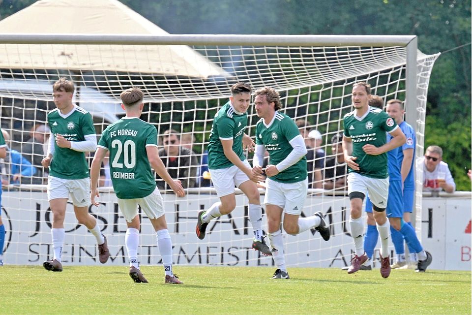 Jubel beim FC Horgau: Im Relegationsspiel gegen den TSV Ziemetshausen steckte das Kleeblatt einen 0:2-Rückstand weg und schaffte noch den Klassenerhalt.