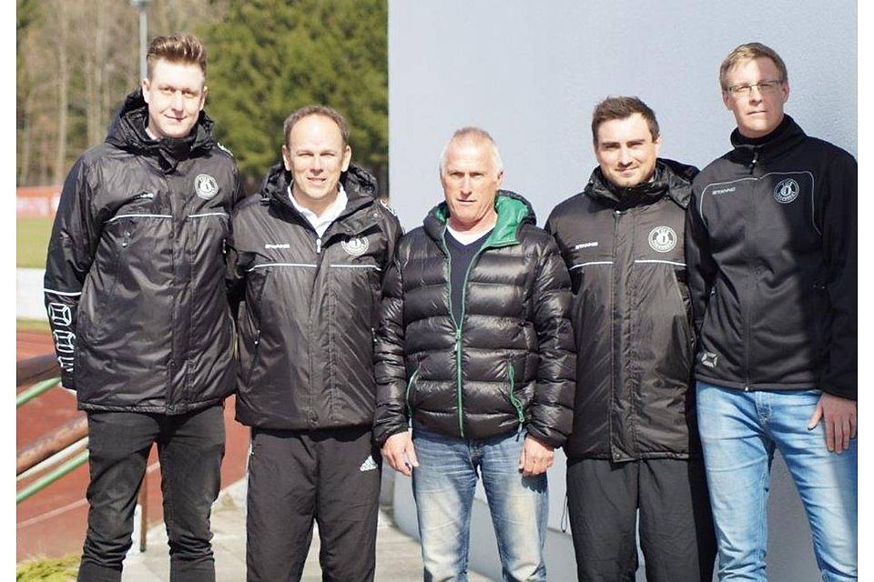Die Verantwortlichen des TuS Traunreut. Sebastian Koschwan ( Trainer Herren 2 ), Tom Stutz ( Trainer Herren 1 ), Konrad Helmer ( Sportliche Leitung), Alexander Harsch ( Assistenztrainer Herren ), Markus Tesche ( Abteilungsleiter ). F: Tus Traunreut
