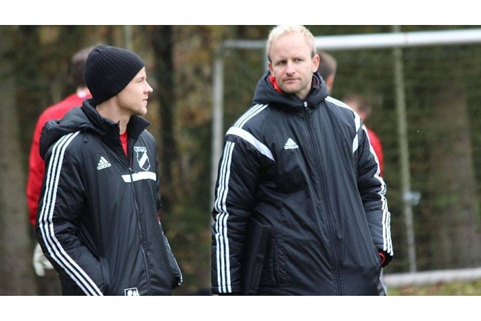 Deuz' Trainer Alexander Müller (rechts) hat Halver im Spiel gegen den TuS Grünenbaum unter die Lupe genommen. Foto: cs