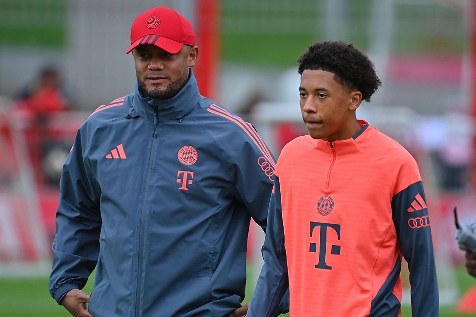 Cassiano Kiala und Chefcoach Vincent Kompany beim öffentlichen FCB-Profi-Training an der Säbener Straße.