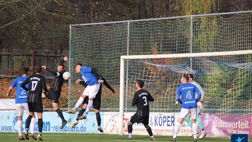 Nichts anbrennen ließ der TuS Rosenberg (in Blau-Weiß) gegen den dunkel gekleideten SV Köfering. Beim 3:1 erzielten erneut die beiden Spielertrainer Bäumler und Becker alle Tore.