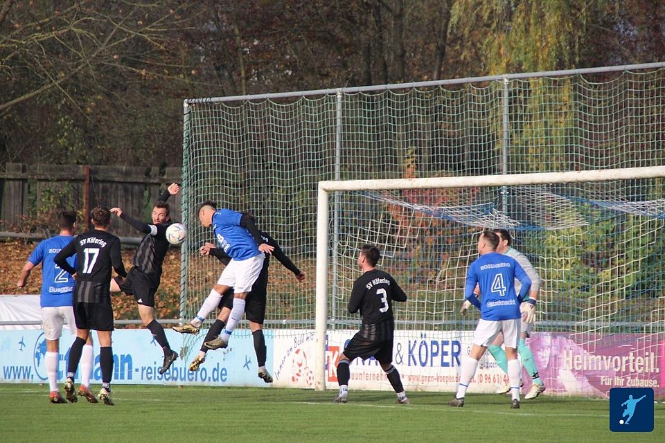 Nichts anbrennen ließ der TuS Rosenberg (in Blau-Weiß) gegen den dunkel gekleideten SV Köfering. Beim 3:1 erzielten erneut die beiden Spielertrainer Bäumler und Becker alle Tore.