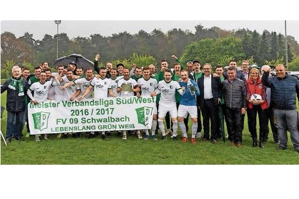 Meister der Verbandsliga Süd-West 2016/2017 und Aufsteiger in die Karlsberg-Liga Saarland: FV Schwalbach. Foto: Guldner