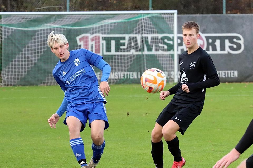Den Ausgleich zum 1:1 für den TV Stockdorf erzielte Phillip Daul (r.); links der Inninger Maximilian Rothamel.