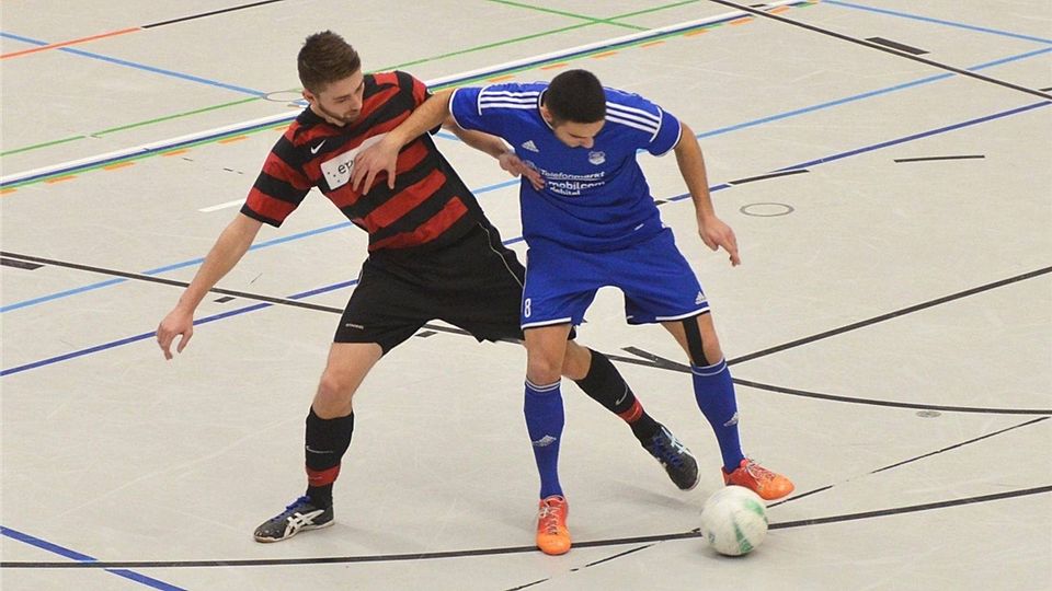 Der TSV Langquaid (in blau) bleibt im Kampf um die Hallenkrone im Fußballkreis weiter am Ball.  Foto: dck