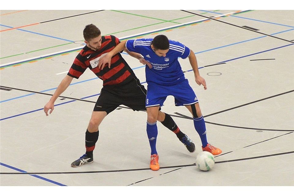 Der TSV Langquaid (in blau) bleibt im Kampf um die Hallenkrone im Fußballkreis weiter am Ball.  Foto: dck