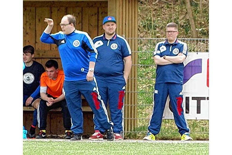 Verlässt den Absteiger: Trainer Sascha Krause (stehend links). Manager Michael Hellberg (re.) macht weiter.