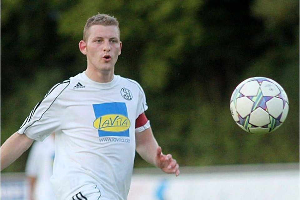 Landshut um Christian Gebhardt setzt sich gegen den SV Etzenricht durch. F: Herrmann Landshut um Christian Gebhardt setzt sich gegen den SV Etzenricht durch. F: Herrmann