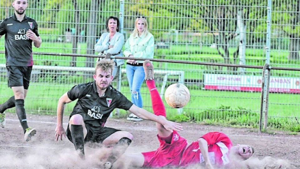 Das hat wehgetan: Sascha Hochgreef (rotes Trikot, Dremmen) wird im Strafraum gelegt. Der Elfmeter führt zum 2:0 für Dremmen. Foto: Karl-Heinz Hamacher