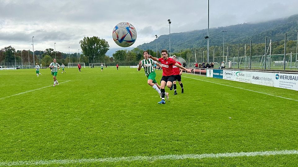 Voller Einsatz auf der Allmend Brunau beim Spiel Red Star 2 gegen Einsiedeln.