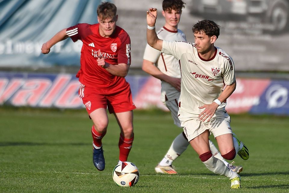 Offensivmann Leon Gümpelein (rechts) geht beim ASV Neumarkt auch in Zukunft als Leistungsträger voran. Offensivmann Leon Gümpelein (rechts) geht beim ASV Neumarkt auch in Zukunft als Leistungsträger voran.