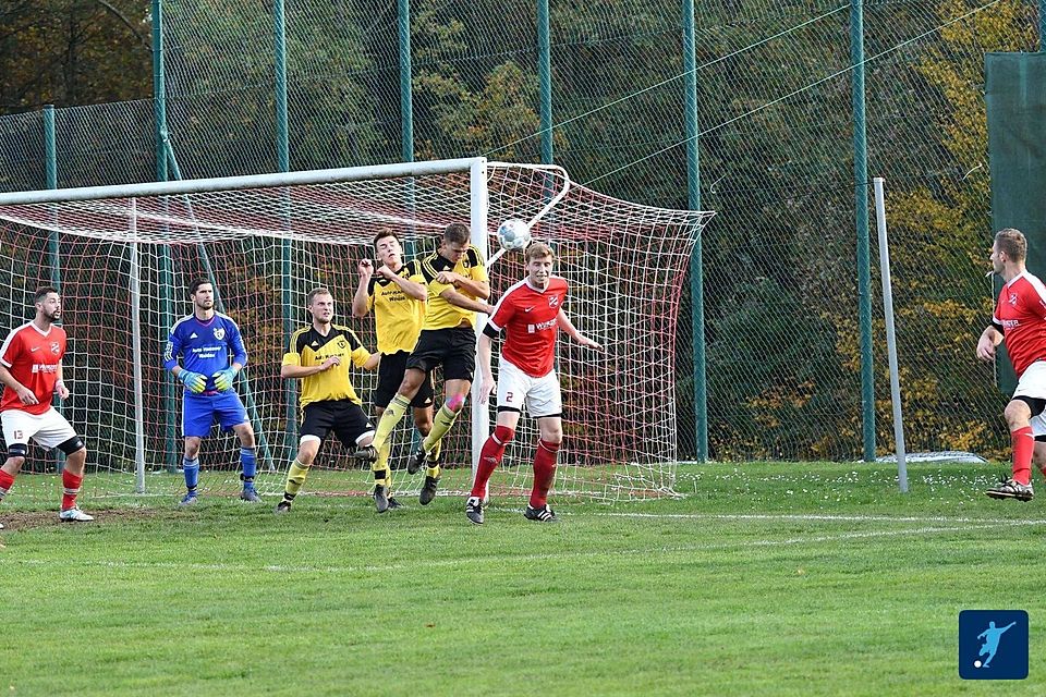 Topduell in der Elm-Arena: Kann der SV Waldau (in Gelb-Schwarz) dem Primus aus Irchenrieth (in Rot-Weiß) im von je her brisanten Duell ein Bein stellen?