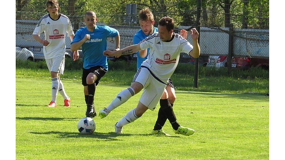 TuS Wahrburg (in weiß) sicherte sich im Derby gegen den BSC Stendal den Aufstieg   (F. Wahrburg)