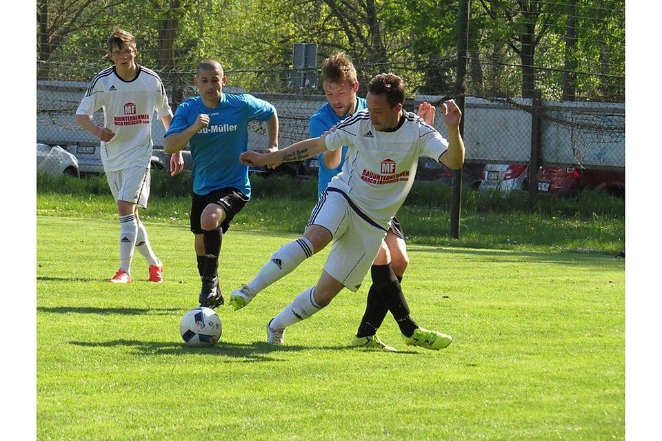 TuS Wahrburg (in weiß) sicherte sich im Derby gegen den BSC Stendal den Aufstieg   (F. Wahrburg)