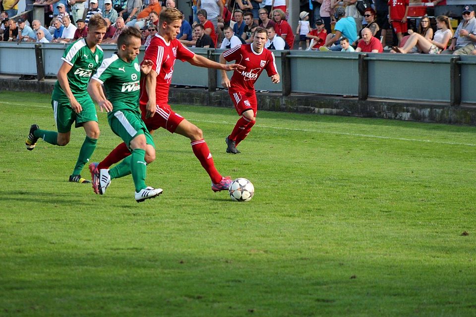 Trotz 0:2-Rückstand hat der FSV Stadeln im Duell mit Bayernligaabsteiger FSV Neudrossenfeld nicht aufgegeben und sich letztlich noch mit einem 2:2-Remis belohnt. Foto: Thomas Klein