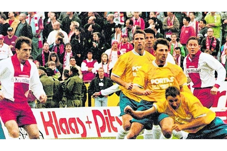 Asif Saric (links), hier im Heimspiel mit den Sportfreunden Siegen im Jahr 1998 gegen Kickers Offenbach, wird Co-Trainer bei Hannover 96. Archivfoto: kalle
