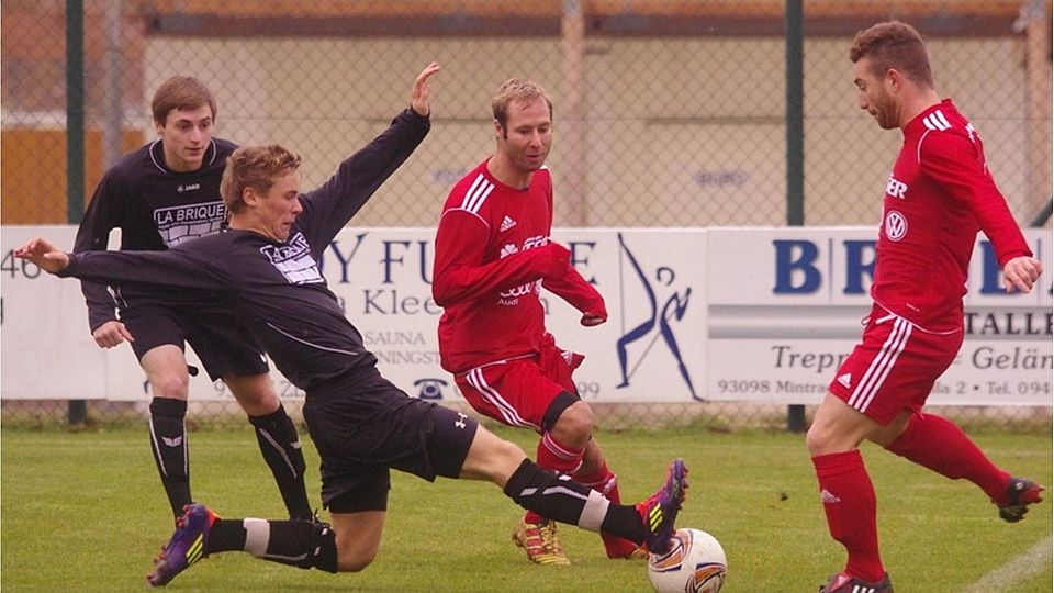 Trotz dieser Grätsche von Felix Wolloner vermisste Tegernheims Trainer Martin Reißer den letzten Biss beim 3:4 gegen Schwabach. F: Markus Schmautz