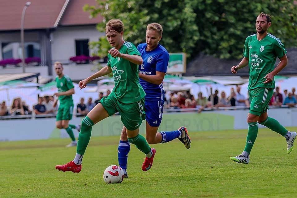 Die Staffel 2-Westfalenligisten BSV Schüren (in Grün) und Holzwickeder SC standen sich beim Hecker Cup gegenüber.