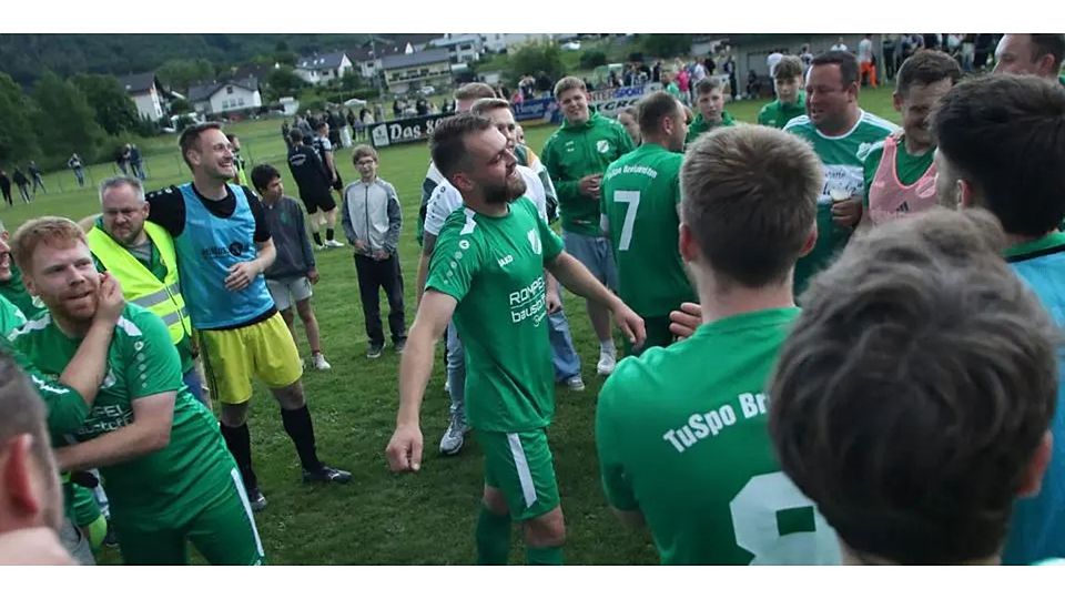 Nach einer turbulenten Schlussphase jubelt der TuSpo Breidenstein, der in der Relegation die direkte Rückkehr in die Fußball-Kreisliga A Biedenkopf erreicht. © Jens Schmidt