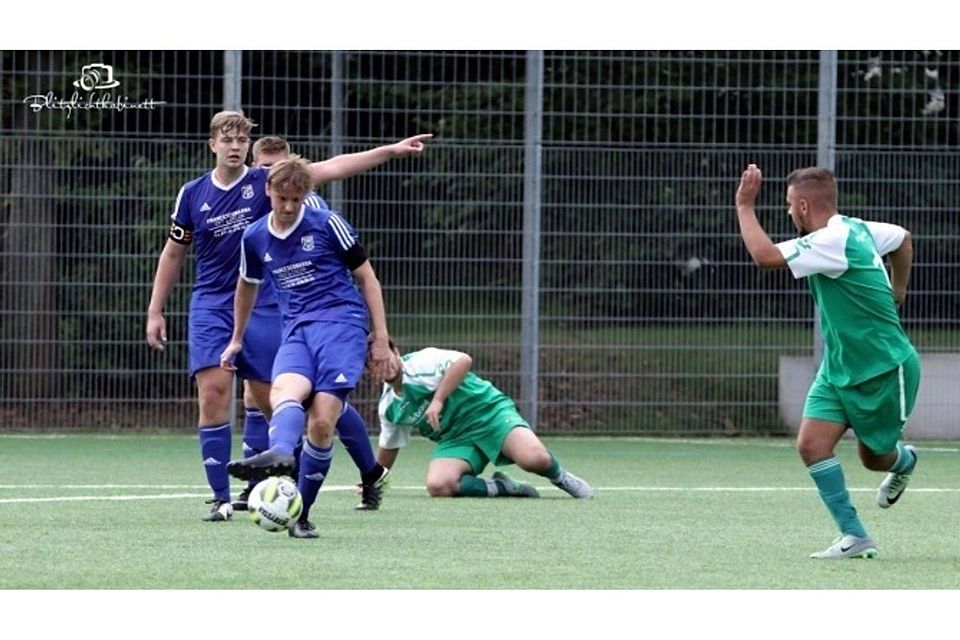 Die TSG Bretzenheim III (blaues Trikot) hat ein schweres Heimspiel am Sonntag. Archiv: Haas