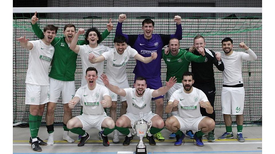 Die elf Gundersheimer Helden: Gemeinsam bejubeln sie ihren überraschenden Sieg beim Hallenfußballturnier der Schiedsrichter in der Gau-Odernheimer Petersberghalle.	Foto: Axel Schmitz/pakalski-press