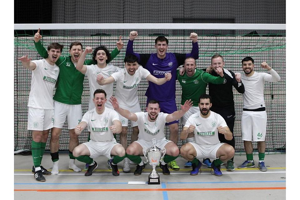 Die elf Gundersheimer Helden: Gemeinsam bejubeln sie ihren überraschenden Sieg beim Hallenfußballturnier der Schiedsrichter in der Gau-Odernheimer Petersberghalle. Foto: Axel Schmitz/pakalski-press Die elf Gundersheimer Helden: Gemeinsam bejubeln sie ihren überraschenden Sieg beim Hallenfußballturnier der Schiedsrichter in der Gau-Odernheimer Petersberghalle. Foto: Axel Schmitz/pakalski-press