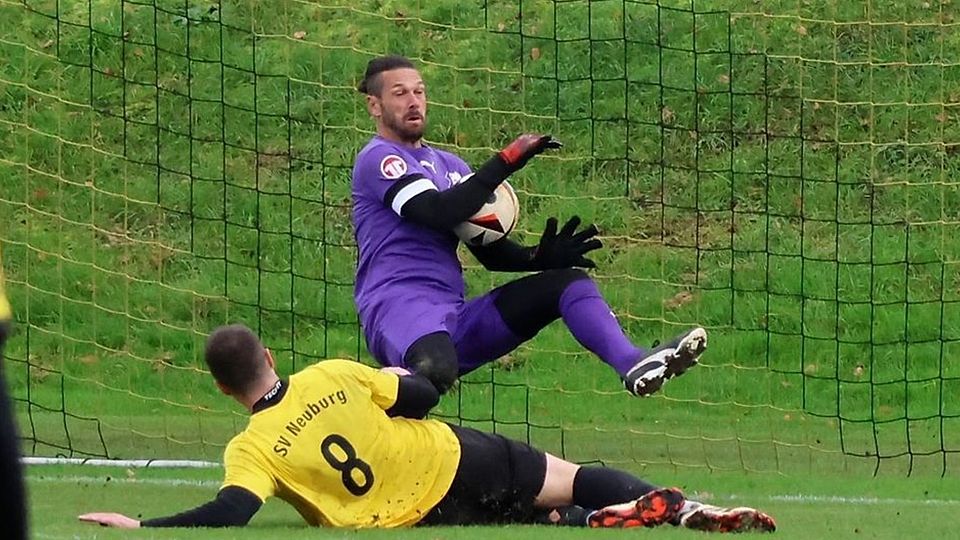 Der Einsatz von Glötts Keeper Dominik Trenker war vergeblich. Beim Schuss des Neuburger Kilian Kustermann (8) prallte der Ball von seinem Körper ab und landete knapp hinter der Linie.