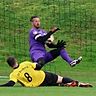 Der Einsatz von Glötts Keeper Dominik Trenker war vergeblich. Beim Schuss des Neuburger Kilian Kustermann (8) prallte der Ball von seinem Körper ab und landete knapp hinter der Linie.