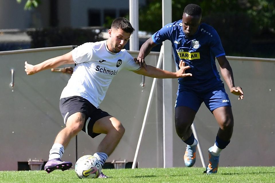 Torgarant für den FCE: Marko Radovanovic (hier links gegen den Waldkircher Emily Mugeta) ist aktuell bester Goalgetter der Landesliga. Torgarant für den FCE: Marko Radovanovic (hier links gegen den Waldkircher Emily Mugeta) ist aktuell bester Goalgetter der Landesliga.