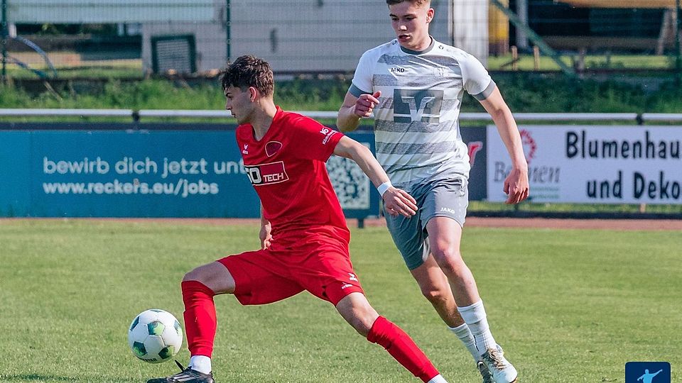 Der SC Peckeloh (in Rot) gewann beim SV Mesum mit 2:0.