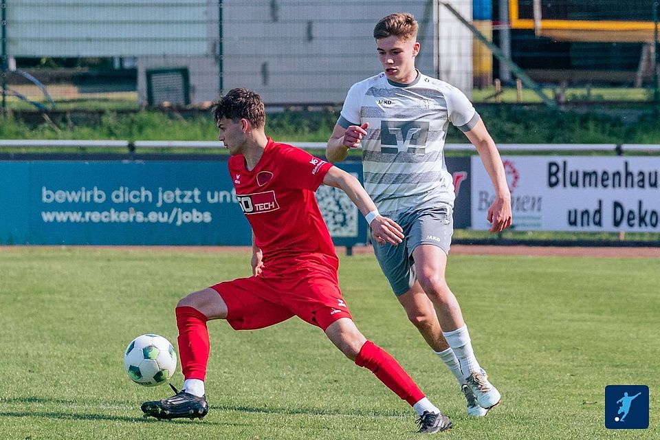 Der SC Peckeloh (in Rot) gewann beim SV Mesum mit 2:0.