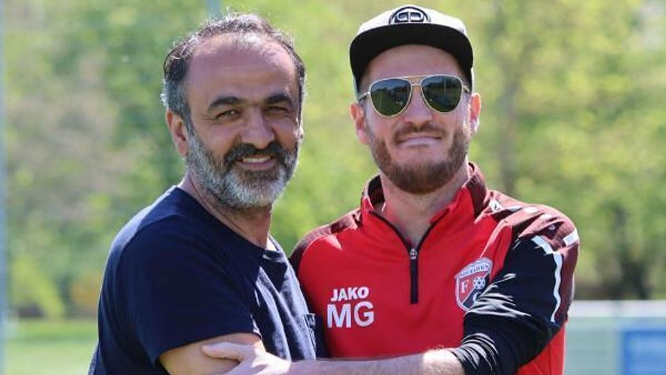 Von einem „wirklich guten und fairen“ Duell sprach FCM-Trainer Hakan Celik (l.) nach dem Derby gegen den FC Neufahrn II um Coach Matthew Gascoyne.