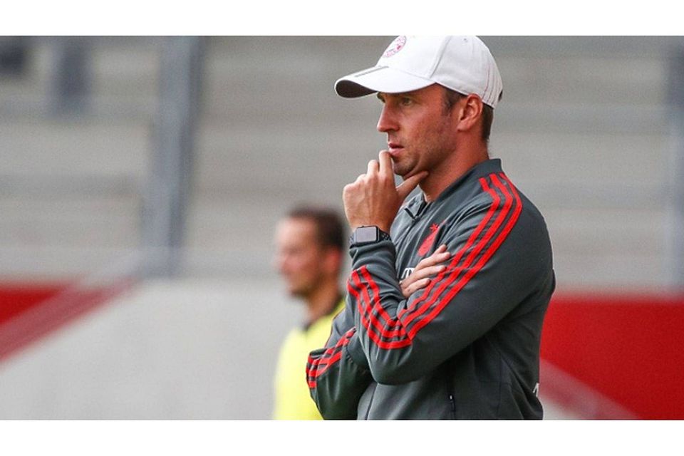 Neu-Trainer Sebastian Hoeneß hat am Montag mit der U23 die Vorbereitung auf die 3. Liga aufgenommen. &lt;em&gt;Riedel&lt;/em&gt;